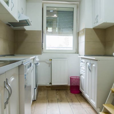 Location d’un appartement meublé et spacieux de 3 pièces, 86 m², près du centre-ville, Nouveau Belgrade, Serbie